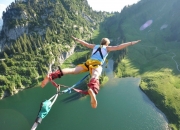 开云体育直播-冰与火之歌，伦纳德惊艳四座，雄鹿翻盘新疆队的战术启示