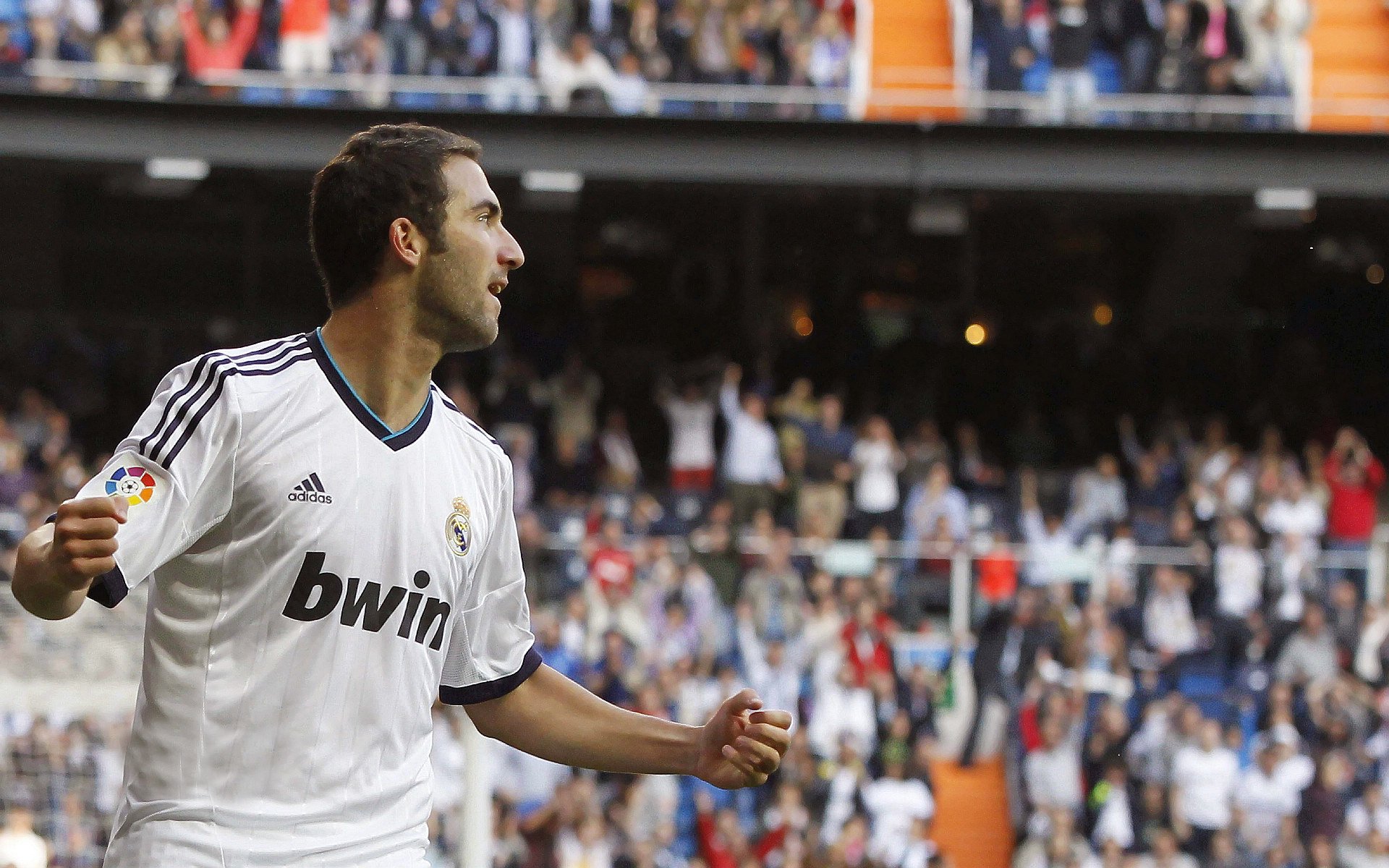 当罗马的坚盾遭遇苏格兰的利剑，莱万教科书级表现定义现代前锋艺术